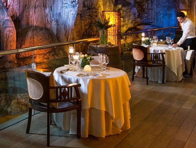 Малайзийский курорт предлагает ужин в пещере