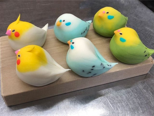 Японский шеф-повар создает сладости в виде попугаев