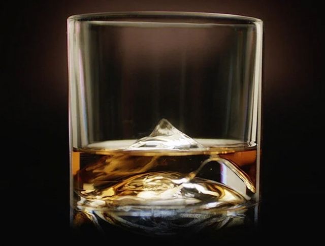 Дизайнер из Дании представила стакан для виски с копией Эвереста внутри