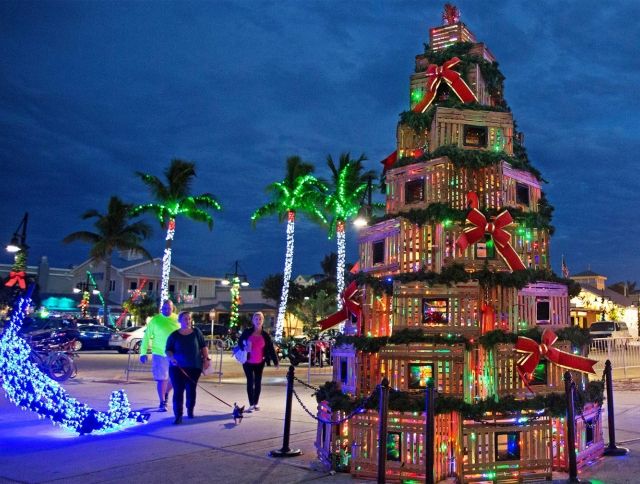 Во Флориде появилась новогодняя елка из ловушек для лобстеров