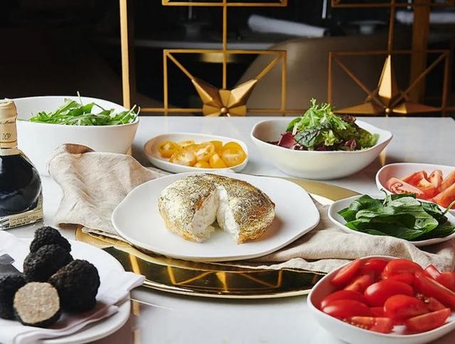 Ресторан в Дубае предлагает сыр Буррата, покрытый золотом