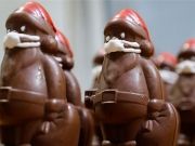 Венгерский кондитер продает шоколадных Санта-Клаусов в защитных масках