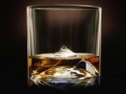 Дизайнер из Дании представила стакан для виски с копией Эвереста внутри