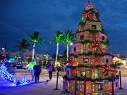 Во Флориде появилась новогодняя елка из ловушек для лобстеров