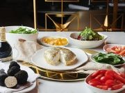 Ресторан в Дубае предлагает сыр Буррата, покрытый золотом