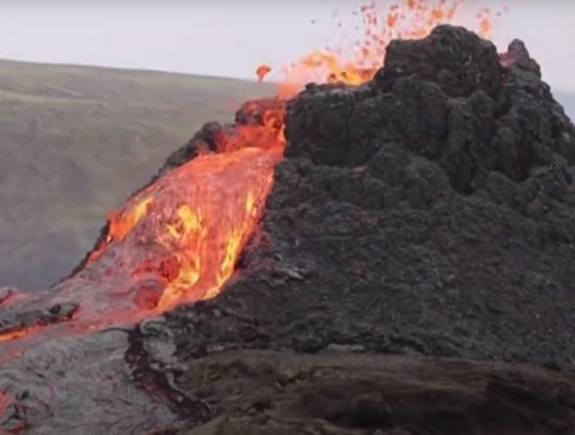 Туристы готовят хот-доги на извергающемся вулкане в Исландии 