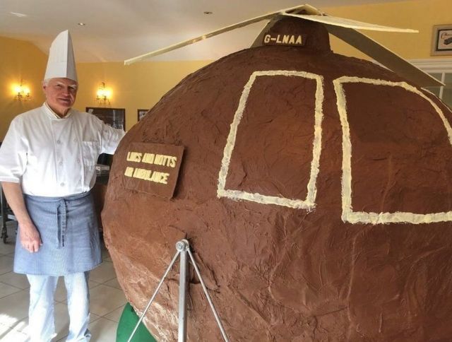 Шоколатье из Великобритании создал гигантский вертолет из шоколада