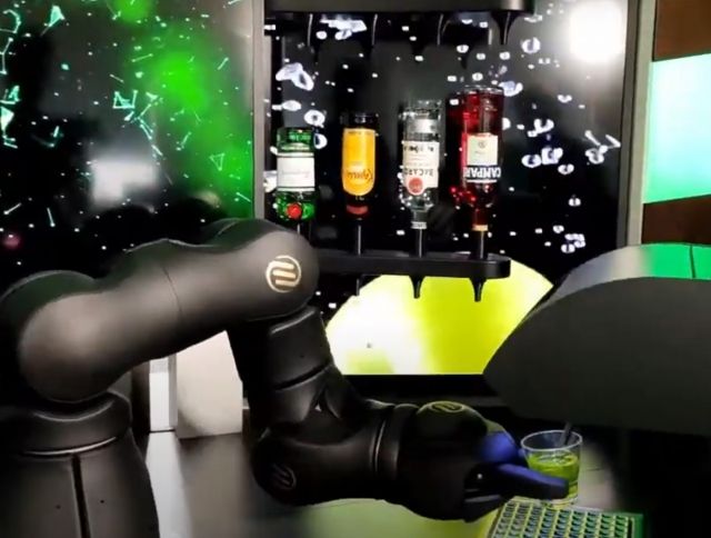 Робот-бармен готовит коктейли и рассказывает анекдоты