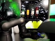 Робот-бармен готовит коктейли и рассказывает анекдоты