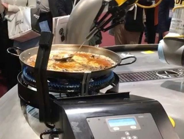 Робот готовит испанскую паэлью не хуже шеф-повара
