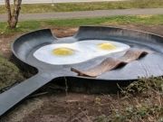 В Америке создали скейтпарк, похожий на сковороду с яичницей и беконом