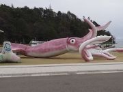 В Японии сделали статую гигантского кальмара чтобы привлечь туристов