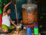 В Индии в старинном чайном магазине готовят чай в самоварах