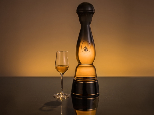 Бутылка для текилы изготовлена из мерцающего стекла с 24-каратным золотом