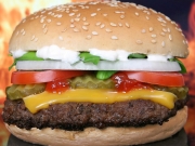 Американец вошел в Книгу рекордов Гиннеса за самое большое количество гамбургеров, съеденных за всю жизнь

