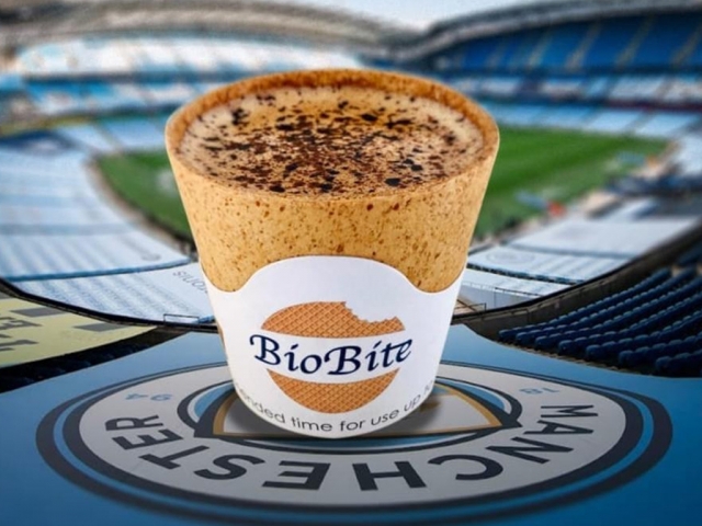 Английские футбольные фанаты будут пить кофе из съедобных чашек