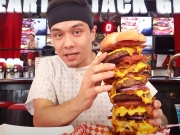 Гигантский гамбургер на 20000 калорий американец съел всего за 4 минуты