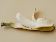 Канадец съел банан за 37 секунд, не используя рук