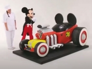 Кондитер приготовила огромный торт в виде автомобиля для Микки-Мауса 