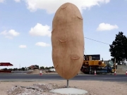 На Кипре установили статую большого картофеля высотой 5 метров

