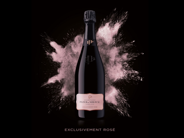 Розовое шампанское с уникальным цветочным букетом выпустили на винодельне Брэда Питта