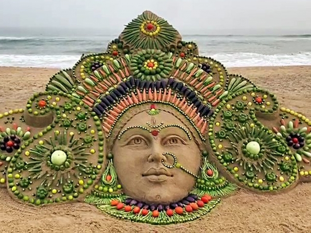 Индийский художник создал скульптуру почитаемой богини из песка и овощей