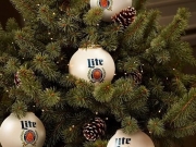 Пивоваренная компания выпустила новогодние украшения для ёлки с пивом внутри