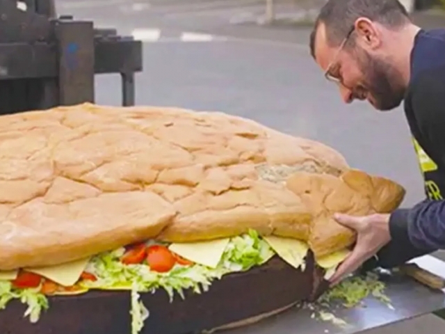 Британцы приготовили самый большой в мире веганский бургер весом 162 кг 