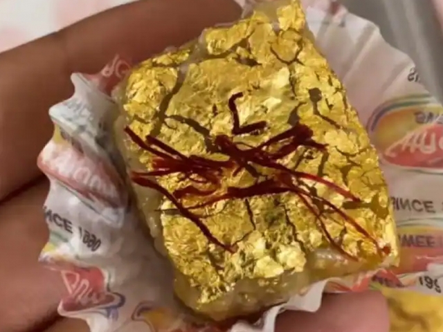 Кондитерская в Индии предлагает попробовать десерт из съедобного золота