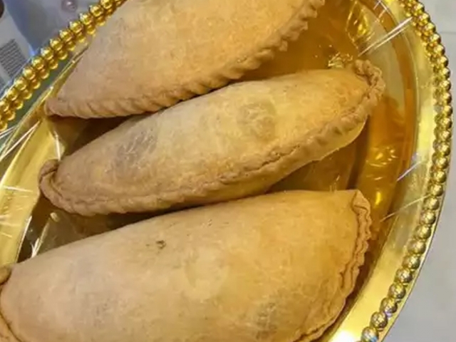 В Индии готовят пикантные пирожки с зеленым перцем чили