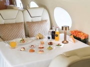 Роскошный завтрак на борту частного самолета в Дубае стоит более 3 миллионов рублей