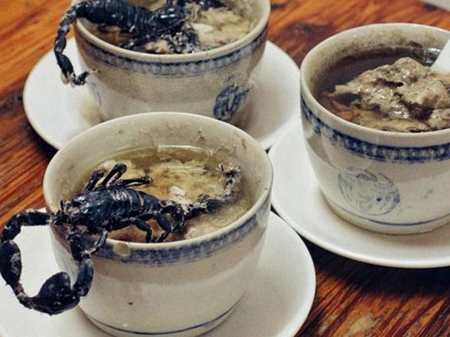 На юге Китая готовят целебный суп из змеи и скорпиона 
