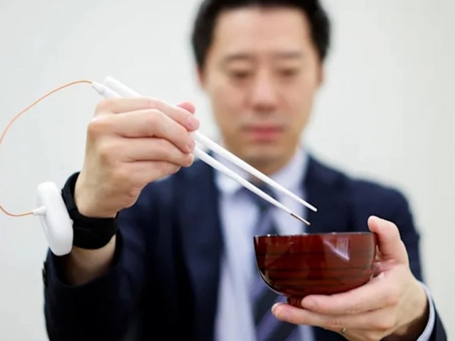 В Японии создали палочки для еды, которые могут изменять вкус пищи