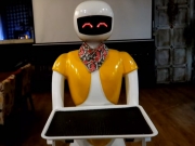 В индийском ресторане еду посетителям разносят роботы