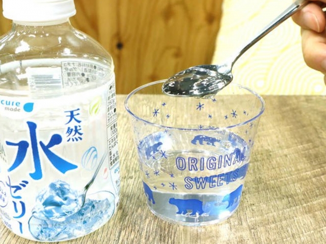 В Японии популярным продуктом в жару считают водяное желе