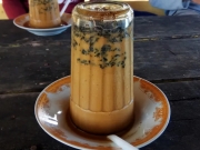 В кофейнях Индонезии подают перевернутый кофе, который пьют через соломинку