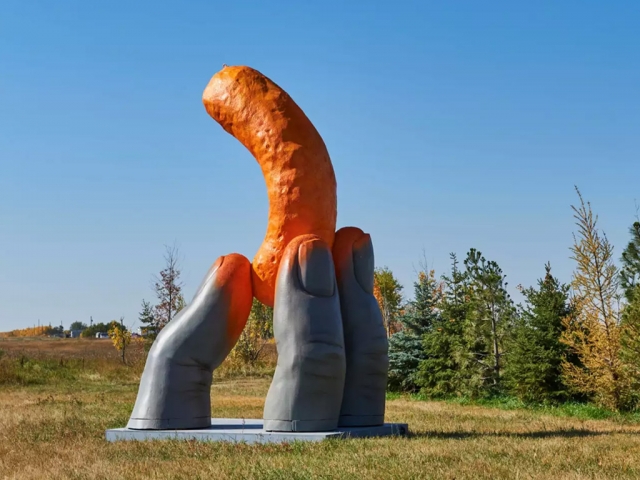 В канадском городе установили огромную статую Cheetos