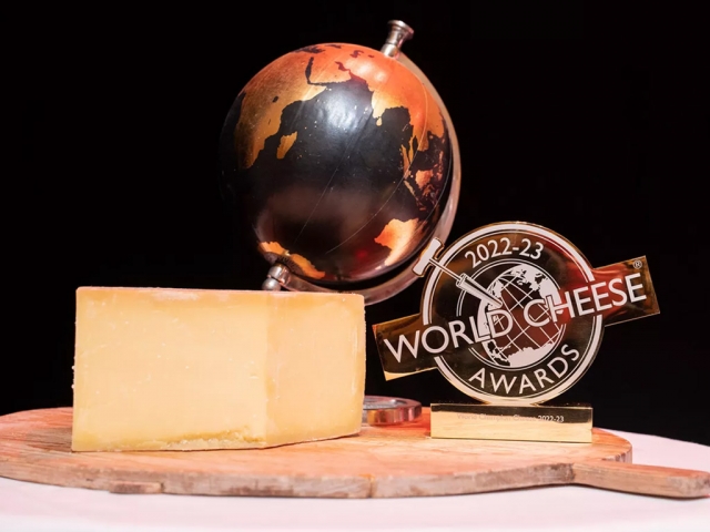 Швейцарский сыр назван самым лучшим сыром в мире 