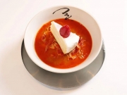 Ярко-красный суп мисо рамен с клубнично-сливочным пирогом подают в Японии