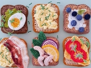 Дизайнер из Финляндии создает реалистичную вязаную еду