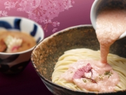 В японских ресторанах с приходом весны можно попробовать лапшу с сакурой 