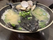 В тайваньском ресторане предлагают попробовать экзотический рамен с целой лягушкой