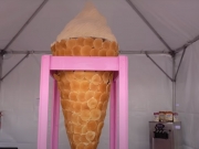 Самый большой в мире рожок мороженого высотой более 3 метров сделали в США