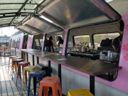 В Америке открыли бар в вагоне метро