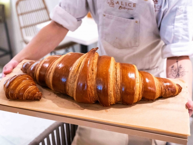 В пекарне Сингапура готовят гигантские круассаны, которые в 20 раз больше обычных