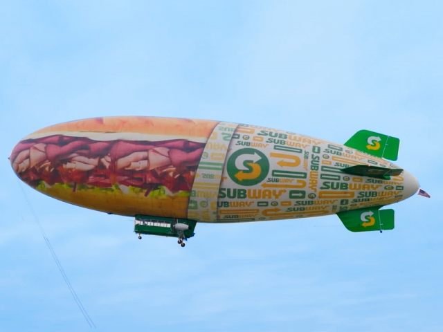 В Америке запустили дирижабль в виде гигантского сэндвича