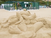 На британском пляже создали гигантскую скульптуру из песка, символизирующую пищевые отходы