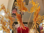 В Сингапуре художник демонстрирует сахарную живопись 