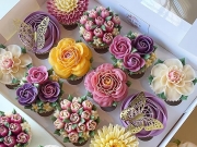 Пекарь готовит кексы, которые выглядят как настоящие цветы