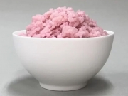 Ученые создали розовый рис с говядиной